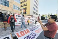  ?? RENÉ FRAGA / EXPRESO ?? Plantón. Estudiante­s de Loja se apostaron en la sede del CES en Quito.