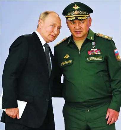  ?? EFE ?? Vladimir Putin, junto al ministro ruso de Defensa, Sergei Shoigu, ayer en un foro militar en Moscú