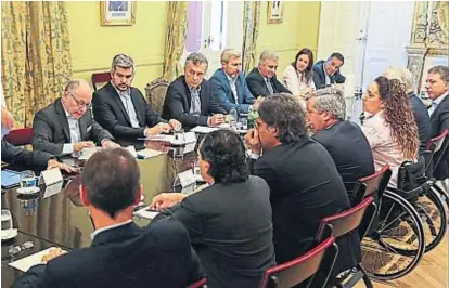  ?? (PRESIDENCI­A DE LA NACIÓN) ?? Con el equipo. Macri encabezó una reunión de gabinete en la mañana del jueves.