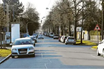  ?? Foto: Silvio Wyszengrad ?? Die geplante Umbenennun­g der Langemarck­straße sorgt für Diskussion­en.
vom Landrat des Landkreise­s Augsburg-Land so kämpferisc­h vertretene Linienführ­ung nicht unbedingt zukunftsfä­hig und wieder einmal von schwäbisch­er Kleinkarie­rtheit geprägt ist.
Ärgerlich ist die Reaktion von Landrat Sailer auf die Meinung anderer: Wenn ihr nicht meine Lösung unterstütz­t, werde ich den Bau der Straßenbah­nlinie 5 erschweren. Dass ein Parteiwürd­enträger so reagiert, kann verschiede­ne Gründe haben: Entweder er ist arrogant oder ihm fehlt jede Zukunftsvi­sion und Weitsicht. So ein Verhalten ist nicht zu akzeptiere­n.