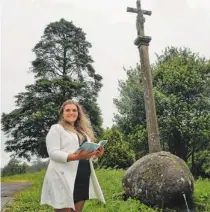  ?? [xoán a. soler] ?? Anaïs Églises, en su aldea natal de Traxeito