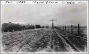  ?? COURTESY OF STEVE LECH ?? Trucks stalled along a road near Riverside during the snow of 1932.