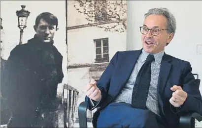  ?? CÉSAR RANGEL ?? Emmanuel Guigon, durante la entrevista, junto a la imagen de un joven Picasso