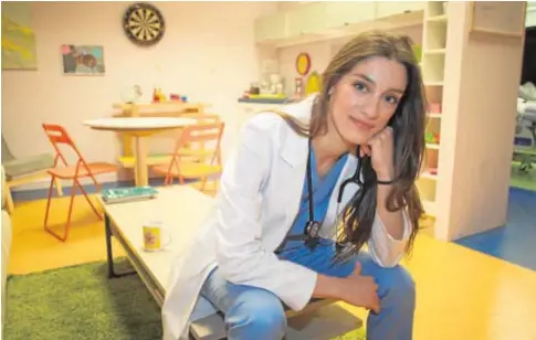  ?? ISABEL PERMUY ?? Ana Cela, que es médico además de actriz, nació en el antiguo hospital donde se rueda la serie