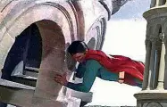  ??  ?? In Superman 3, la Torre diventa diritta