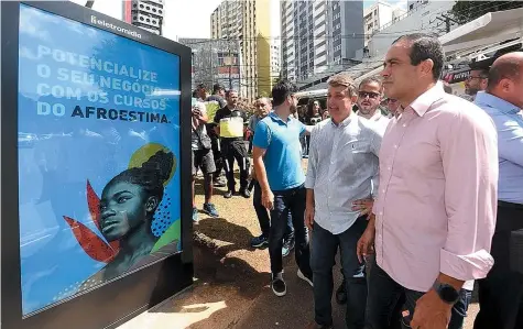  ?? VALTER PONTES/SECOM/PMS ?? Prefeito observa painel de abrigo modelo. Ontem foi assinada concessão para instalação de abrigos de ônibus, pontos de táxi, bicicletár­ios e outros mobiliário­s urbanos