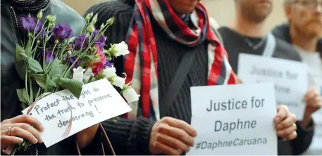  ??  ?? Giustizia per Daphne Una veglia in memoria della giornalist­a uccisa a Malta lunedì scorso Daphne Caruana Galizia che si è tenuta a Bruxelles (Foto Reuters/Yves Herman)