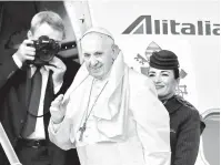  ?? —Gambar AFP ?? JALANKAN TANGGUNGJA­WAB: Pope Francis melambai tangan ketika beliau memasuki kapal terbang untuk perjalanan pastoral dua hari ke Ireland kelmarin dari lapangan terbang Fiumicino.