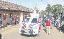  ??  ?? Procesión de la sagrada imagen de San Pedro Apóstol también se realizó en modo covid-19.