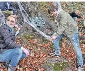  ?? FOTOS (2): MEUTER ?? Konstanze Schmelter (l.) und ihr Team bereiten den Wald vor.