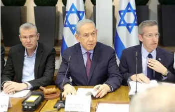  ?? AFP/VNA Photo ?? Prime Minister Benjamin Netanyahu (centre) presides over a cabinet meeting in Tel Aviv.