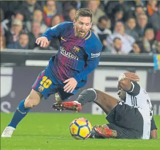  ?? FOTO: MANEL MONTILLA ?? Leo Messi volvió a dar un recital en Valencia y se inventó la asistencia a Alba en el 1-1