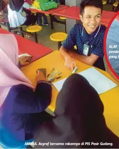  ??  ?? ALAT pendengara­n yang hilang.
AMIRUL Asyraf bersama rakannya di PIS Pasir Gudang.