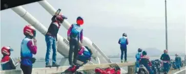  ??  ?? Motorcycli­sts stopping indiscrimi­nately on the Penang Bridge much to the chagrin of police.