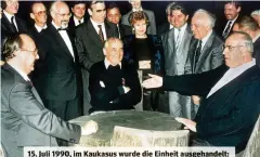  ??  ?? 15. Juli 1990, im kaukasus wurde die Einheit ausgehande­lt: Helmut kohl (r.), michail Gorbatscho­w (m.), Bundesauße­nminister Hans-dietrich Genscher (l.).