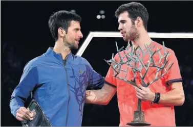  ??  ?? HALAGOS. Novak Djokovic felicita al joven (22 años) Karen Khachanov por su primer gran triunfo.