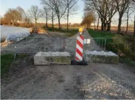  ?? FOTO RR ?? n Kinrooi werden naast de dertien verharde sluipwegen zelfs vijf onverharde zandwegen geblokkeer­d met nadarhekke­n, zandgeulen en betonblokk­en.