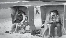  ?? Bild: TT ?? Lagom hångel på stranden i Polen år 1979? Lite oklart hur coronasäke­r hytten är.