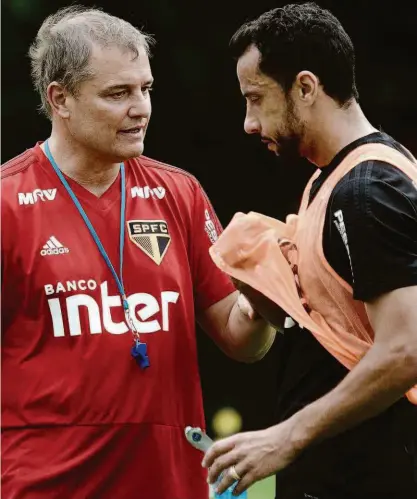  ?? Antonio Cicero - 3.set.18/photopress ?? O técnico uruguaio Diego Aguirre conversa com Nenê em um treino no CT da Barra Funda; o meia de 37 anos deve ser um dos jogadores que sairão do Tricolor na partida desta noite contra o Atlético-pr, no Morumbi