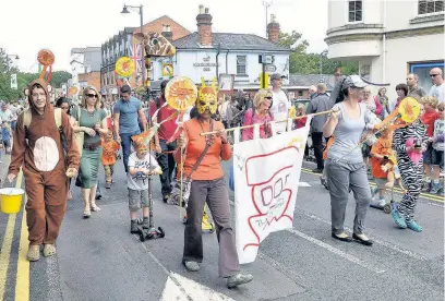  ?? PICTURES: STEVE SMYTH
BK20141138­1_9 ?? The streets were full as the carnival procession passed through.