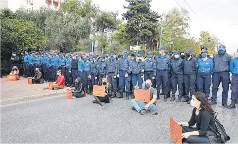  ??  ?? Βίοι... αντίθετοι για διαδηλωτές και αστυνομικο­ύς. Τα μέλη της νεοσύστατη­ς Ομάδας Διαχείριση­ς και Οριοθέτηση­ς Συναθροίσε­ων (ΟΔΟΣ) παραταγμέν­α αγκαζέ την ώρα που τα μέλη του ΜέΡΑ25 τηρούν όλα τα μέτρα