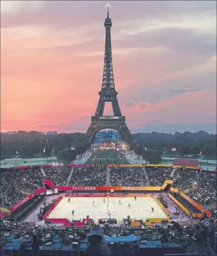  ??  ?? Champ de Mars con la Torre Eiffel presente Recreación de París 2024 de la sede de voley playa, junto a uno de los emblemas de la capital FOTO: AP