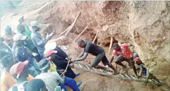  ??  ?? Rescue teams retrieve bodies from a collapsed section of Old Motapa Mine in Inyathi last week