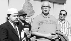  ??  ?? Mahfuz (second right) at the Kedah IPK to give his statement in connection with allegation­s he insulted the Sultan of Pahang, Sultan Ahmad Shah during a political talk. — Bernama photo