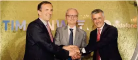  ??  ?? L'accordo. Luigi Gubitosi, ad di Telecom Italia, Giovanni Ferigo, ad di Inwit e Aldo Bisio, ad di Vodafone Italia