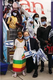  ?? (The Jewish Agency) ?? JEWISH AGENCY Chairman of the Executive Isaac Herzog welcomes Ethiopian olim in Operation Zur Israel.