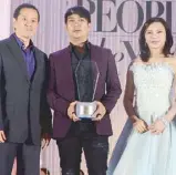  ??  ?? Kevin Belmonte, artist Ronald Ventura and People of the Year 2016 Dr. Vicki Belo.