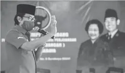  ?? PDIP FOR JAWA POS ?? RAPATKAN BARISAN: Sekretaris DPC PDIP Surabaya Baktiono berbicara di depan kader PDIP beberapa waktu lalu.