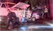  ??  ?? A gran velocidad, el camión impactó de frente a un taxi y después a otros cuatro vehículos, se puede ver en los videos.