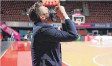  ?? FOTO: TOBIAS HASE/DPA ?? Historisch: Nach dem Einzug der Basketball­er des FC Bayern München in die EuroLeague-Play-offs fällt Geschäftsf­ührer Marko Pesic auf die Knie.