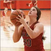  ?? PHOTOS BY STACI VANDAGRIFF/TRI-LAKES EDITION ?? Sidney Robbins prepares for a basket.