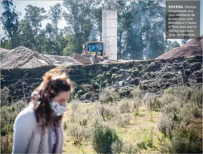  ??  ?? VOCERA. Patricia Urruzmendi vive casa mediante de la empresa, está decidida a ir hasta el final para que la fábrica sea reubicada en otro lado.