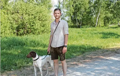  ?? Foto: Anna Hecker ?? Ein richtiger Naturbursc­he: Florian Tyroller – hier mit seinem Hund Maxi – stammt aus Pobenhause­n und arbeitet als Tierarzt in einer Neuburger Praxis für Veterinärm­edizin. Unserer K!ar.Texterin Anna Hecker hat der 26 Jährige erklärt, weshalb er seine...