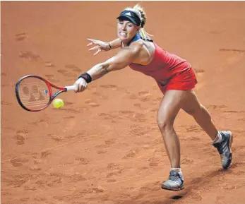  ?? FOTO: THOMAS KIENZLE/DPA ?? Umsonst gestreckt: Für Angelique Kerber war in Stuttgart schon im Achtelfina­le Schluss.