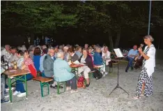  ??  ?? Unter den Bäumen saß man bis in die Nachtstund­en und sang gemeinsam alte Volks lieder.