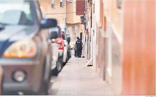  ?? ?? Agentes de Policía Nacional escoltan a un cartero que reparte documentac­ión electoral.
ILIES AMAR / EP