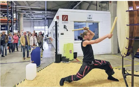  ?? RP-FOTO: MARKUS VAN OFFERN ?? Ein japanische­r Trommler unterhielt die Gäste und bot kleine Workshops an.