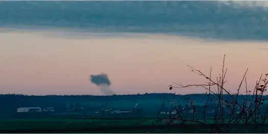  ?? ?? La fumée en Pologne, faisant état d’une explosion mardi à la frontière avec l’Ukraine. (Crédits : STOWARZYSZ­ENIE MOJE NOWOSIOLKI)