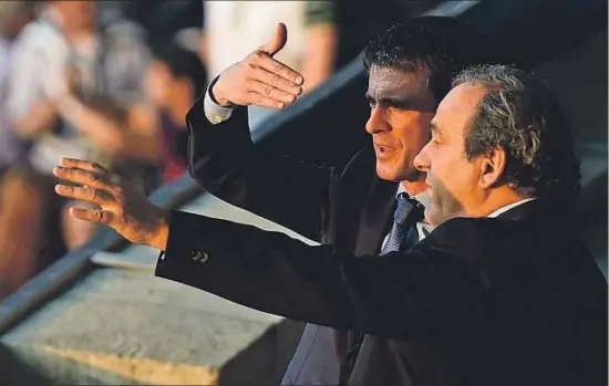  ?? ODD ANDERSEN / AFP ?? Manuel Valls (izquierda), conversand­o con el presidente de la UEFA, Michel Platini, en el palco del Estadio Olímpico de Berlín