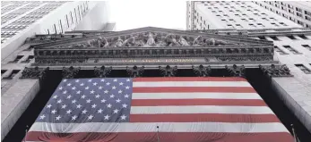 ?? FOTO: DPA ?? New York Stock Exchange: Nach dem Parkland-Massaker haben etliche US-Finanzries­en angekündig­t, Geschäfte mit Waffenhers­tellern zu reduzieren.