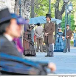  ?? MIGUEL ÁNGEL GONZÁLEZ ?? Actores y figurantes durante la grabación de la serie en la ciudad.