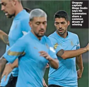  ?? (AFP) ?? Uruguay captain Diego Godin says his teammates share a common dream of winning
Uruguay’s Luis Suarez (right) takes part in a training session at Al Erssal in Doha on Wednesday.