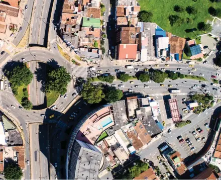  ?? FOTO ESTEBAN VANEGAS ?? La 80 tiene 7 intercambi­os viales como este, en la intersecci­ón con lacalle San Juan. Adecuarla a sistema de transporte masivo encarece el proyecto.