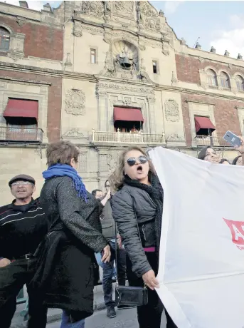  ??  ?? Simpatizan­tes del hasta ayer presidente electo, Andrés Manuel López Obrador, se aglomeraro­n afuera del Palacio Nacional en espera del primer mensaje que dará el político como jefe del Poder Ejecutivo.