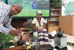  ?? FOTO: ELENA RAUCH ?? Mitslal Kifleyesus-Matschie (links) stellte im Klima-Pavillon in Gera eine traditione­lle äthiopisch­e Kaffee-Zeremonie vor.