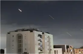  ?? BILD: TOMER NEUBERG ?? Israeliskt luftvärn stoppar iranska projektile­r och drönare under attacken mot Israel den gångna helgen.